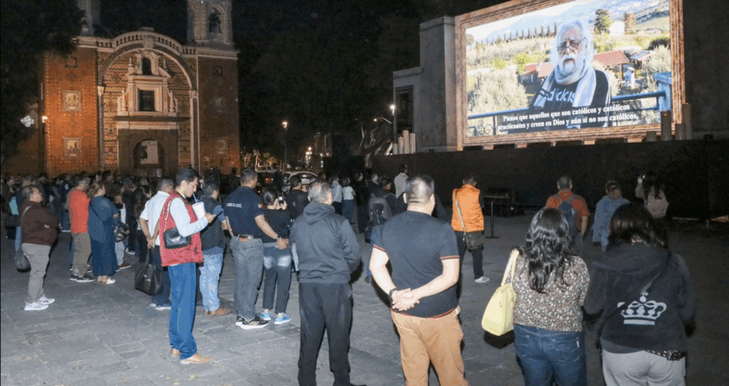 Poblanos y turistas disfrutan proyección “La Última Cena: El Cuadro Viviente”