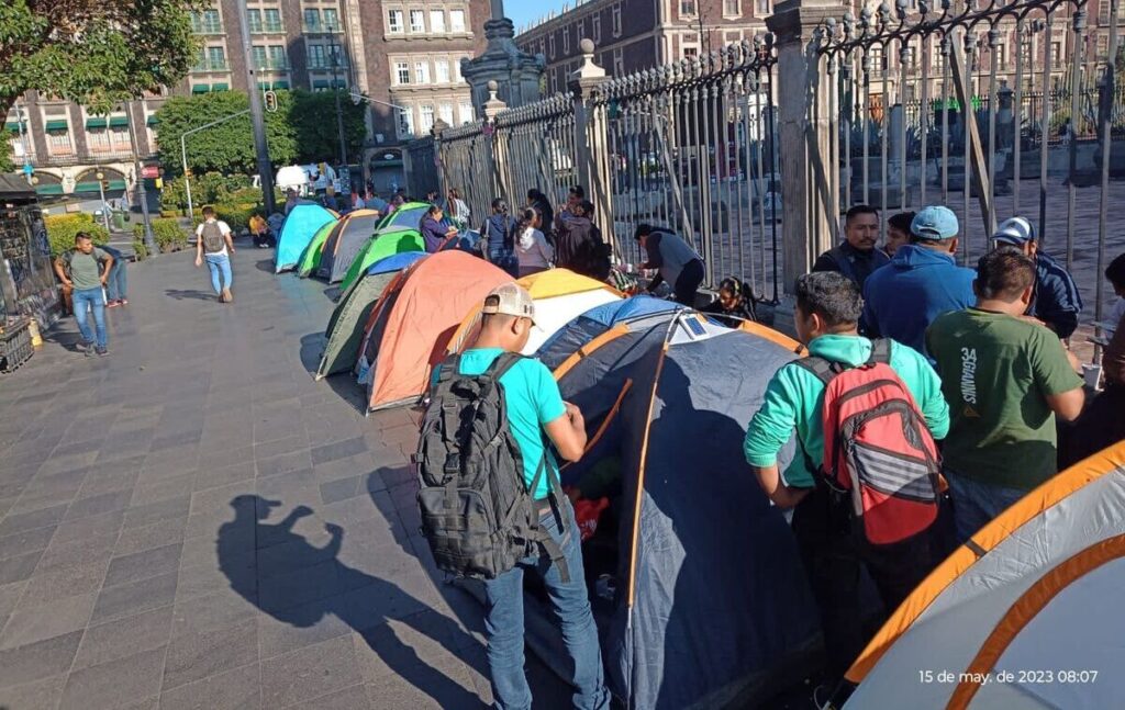 Maestros de la CNTE comienzan a levantar plantón en el Zócalo de CDMX