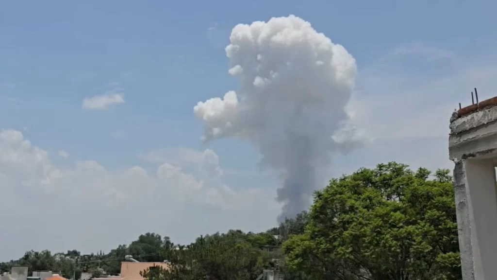 Explotan talleres de pirotecnia en Tultepec