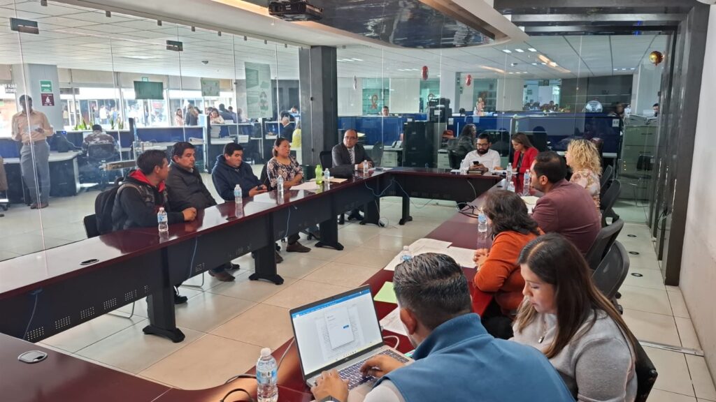 Padres de familia exigen docentes en Ixtacamaxtitlán; SEP firma acuerdos