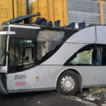 Trágico choque en Atlacomulco: Tren arrolla autobús y deja 9 muertos y 41 heridos
