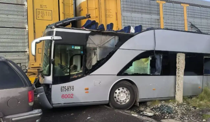 Trágico choque en Atlacomulco: Tren arrolla autobús y deja 9 muertos y 41 heridos