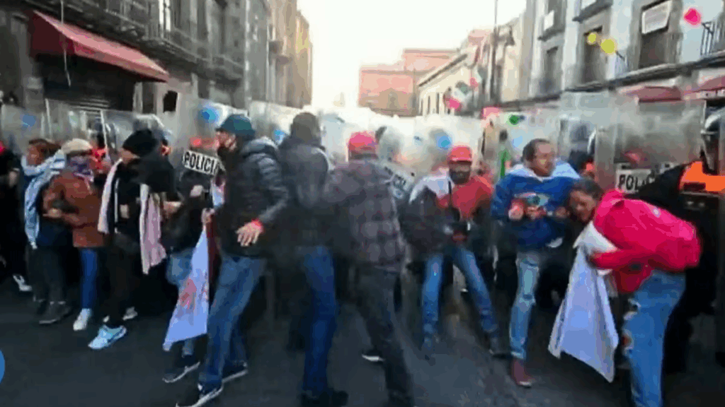 Maestros de la CNTE chocan con policías en Palacio Nacional y marchan al Congreso por demandas laborales