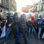 Maestros de la CNTE chocan con policías en Palacio Nacional y marchan al Congreso por demandas laborales