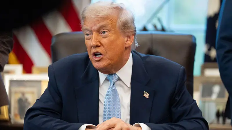 Trump cede y firma ley que obliga a desclasificar todos los archivos de Jeffrey Epstein en 30 días