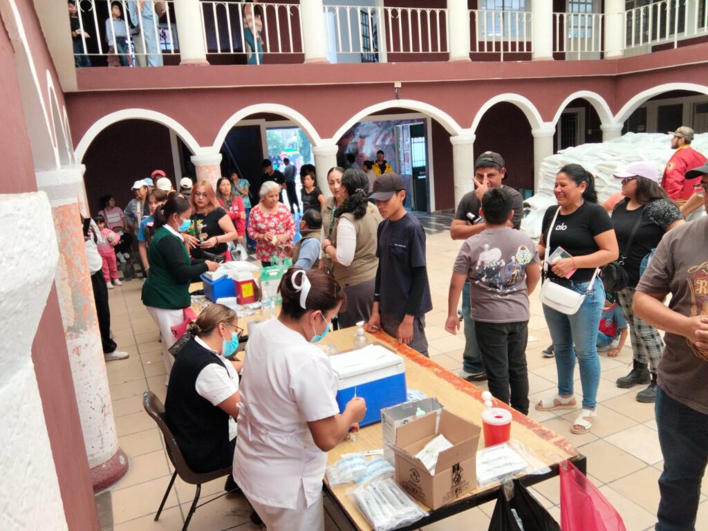 IMSS-Bienestar y Gobierno De Puebla mantienen vacunación en mercados y plazas.