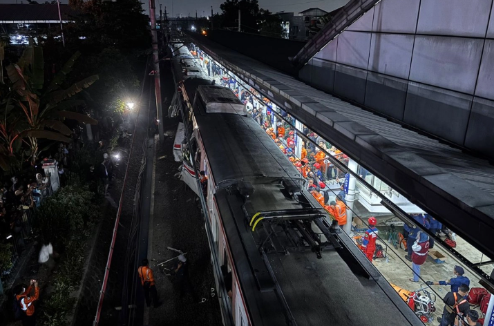 Choque de trenes en Indonesia deja varios heridos