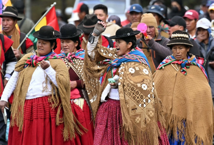 El presidente de Bolivia rebaja su salario a la mitad en medio de protestas y bloqueos
