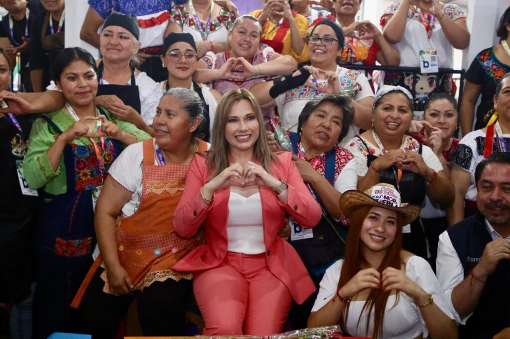Con cercanía y sensibilidad, Ceci Arellano comparte con familias en cierre de Feria de Puebla