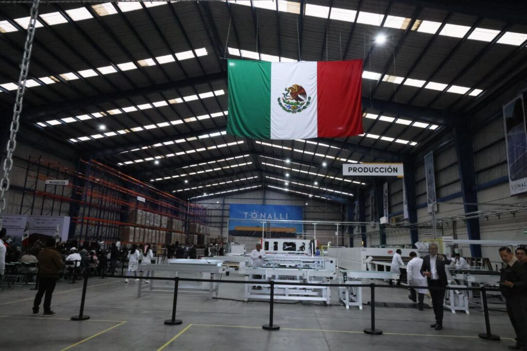 Presidenta Sheinbaum reconoce iniciativa de transición energética de Puebla en producción de paneles solares