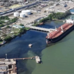 Mantiene Pemex monitoreo por mancha oscura en el Río Pánuco