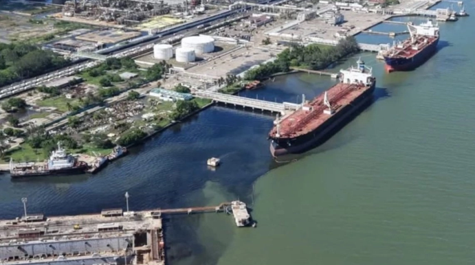 Mantiene Pemex monitoreo por mancha oscura en el Río Pánuco