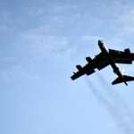 Un bombardero B-52 de la Fuerza Aérea de EU se estrella en la base aérea Edwards en California