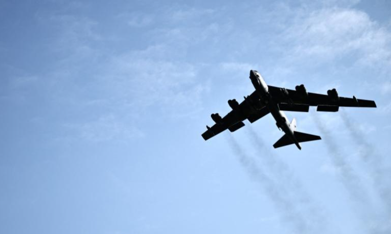 Un bombardero B-52 de la Fuerza Aérea de EU se estrella en la base aérea Edwards en California
