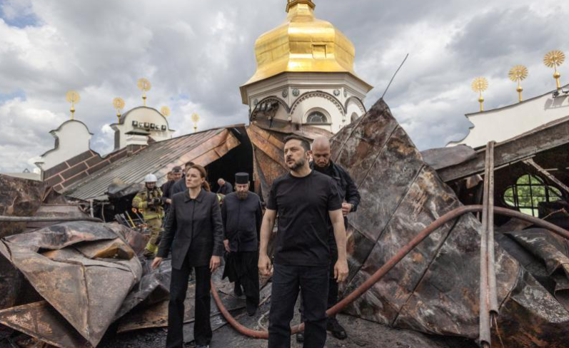 Ataque masivo ruso deja 11 muertos y destruye emblemática catedral en Kiev