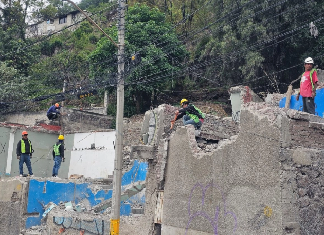 Avanza demolición de 60 viviendas en la «Zona Cero» del cerro del Chiquihuite