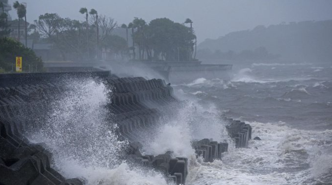 Cancelan más de 850 vuelos en Japón por el tifón ‘Chamni’