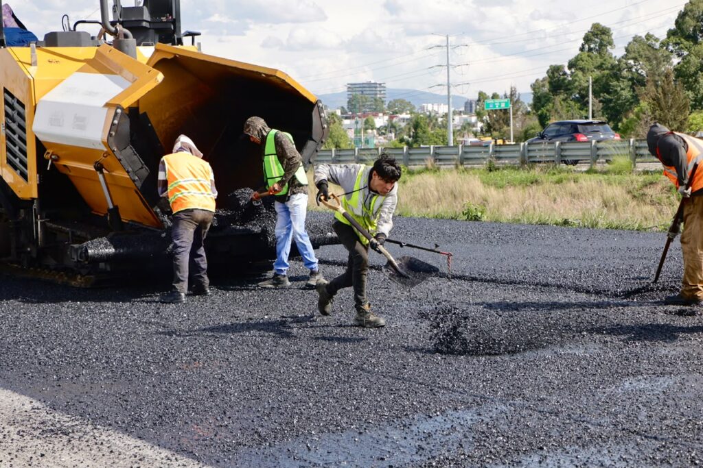 Secretaría de Infraestructura tiende micro carpeta en Periférico Ecológico para seguridad vial
